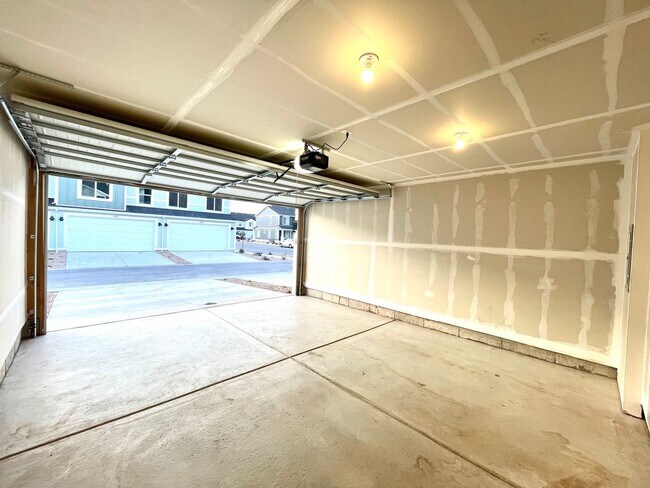 Building Photo - Modern 3-Bedroom Townhome in Provo