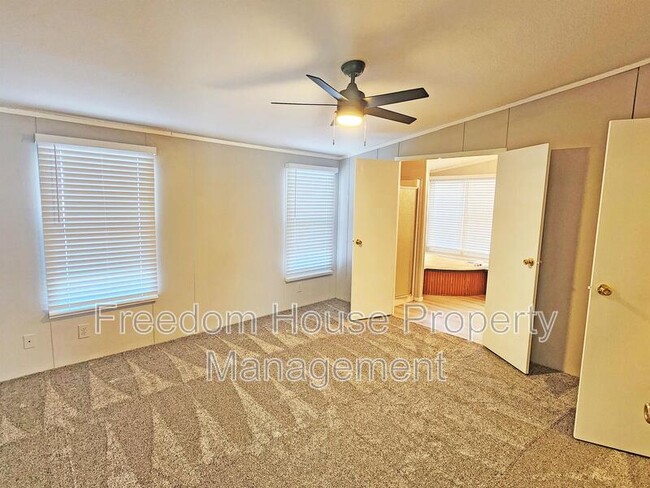 Building Photo - 320 W Comstock Cir S
