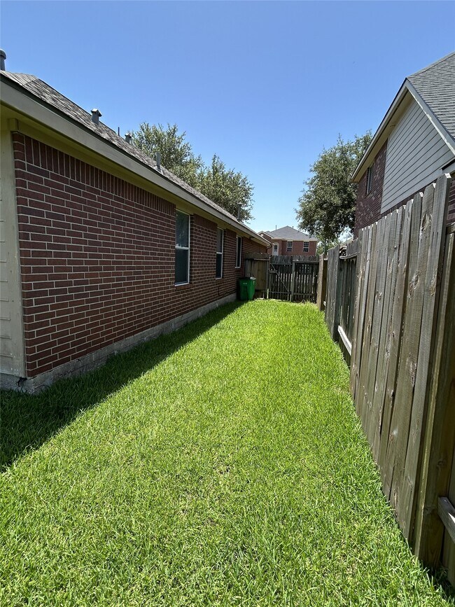 Building Photo - 1006 N Magnolia Dale Dr