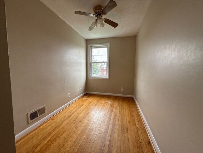 Building Photo - Three Bedroom 1 Bath house in Baltimore