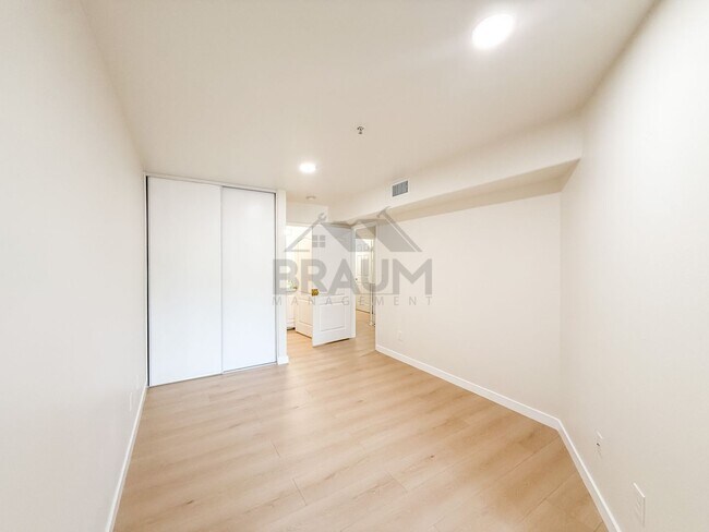 Building Photo - 7323 Winnetka Ave