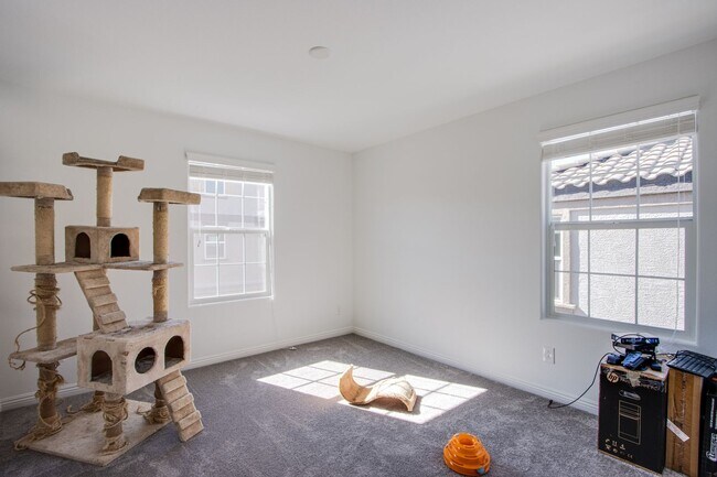 Building Photo - 2 Story Townhouse in Gated Community! Comi...