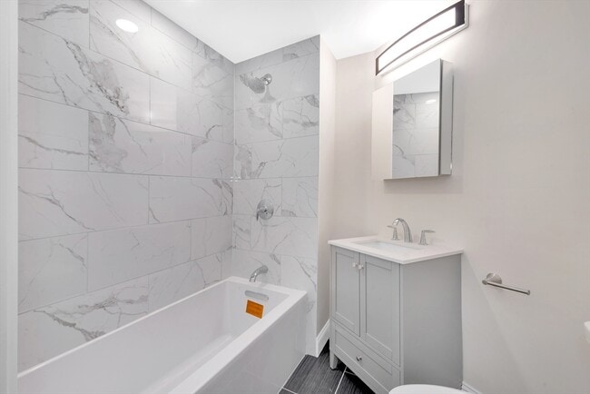 Building Photo - 105 School St