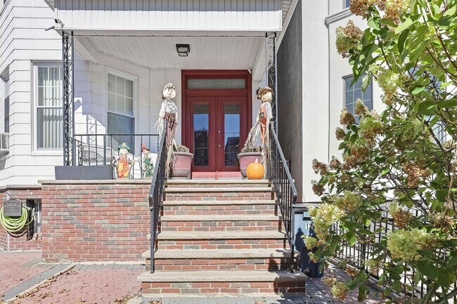 Primary Photo - 128 OAK St