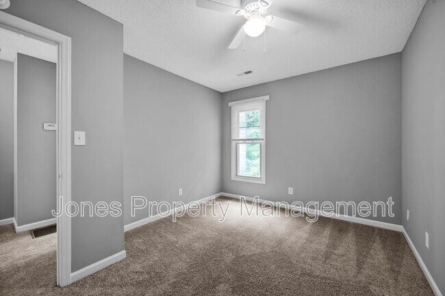 Building Photo - 2620 White Oak Ln