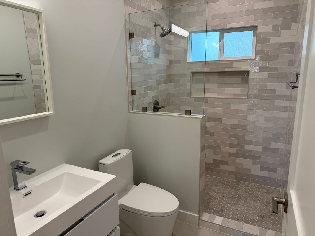 Building Photo - 1072 N Vinedo Ave