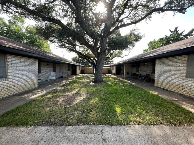 Primary Photo - 912 Avenue H