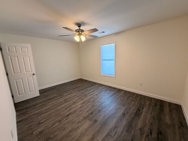 Building Photo - Available August 7th, 2026! Fantastic 2BR, 1BA Duplex in Super Convenient Location
