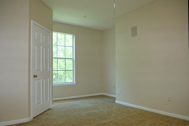 Building Photo - Capri at Hunters Creek - 2 WEEKS RENT FREE...