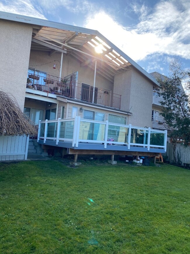 Building Photo - 3816 Beach Dr SW