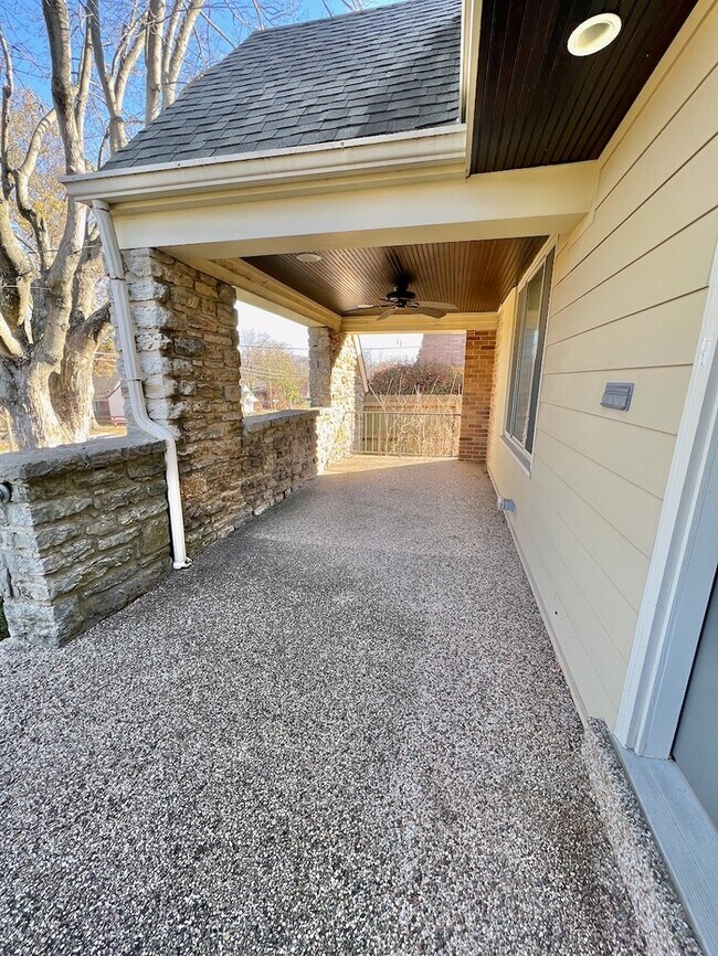 Building Photo - Immaculate large Kennedy Heights Home!