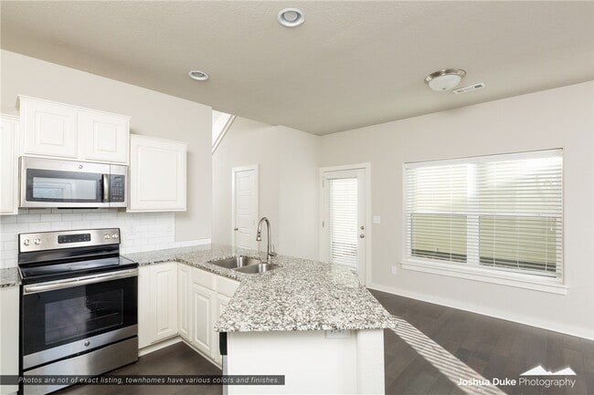 Building Photo - 1636 N Golf Club Dr