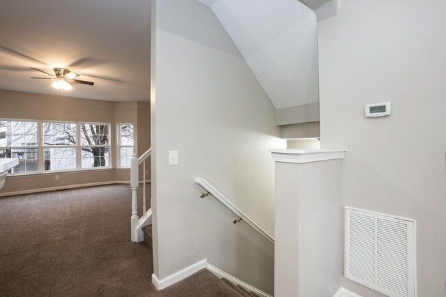 Building Photo - Beautiful Townhouse w/ 1st Floor Bedroom