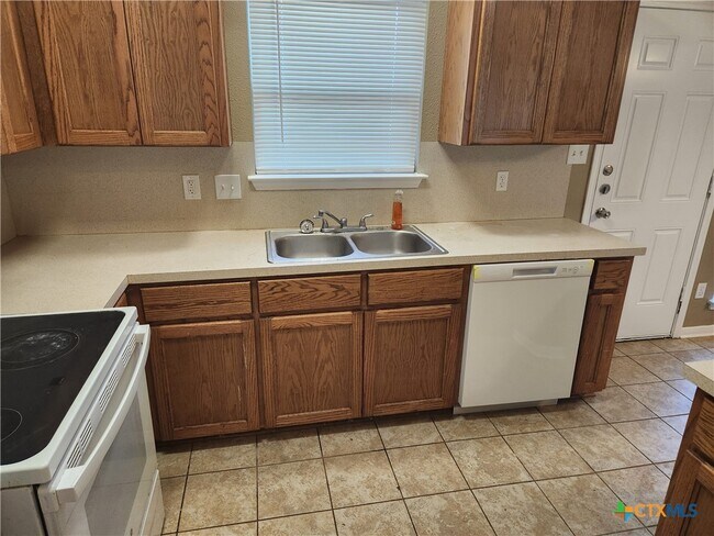 Building Photo - 2207 Bluebonnet Dr