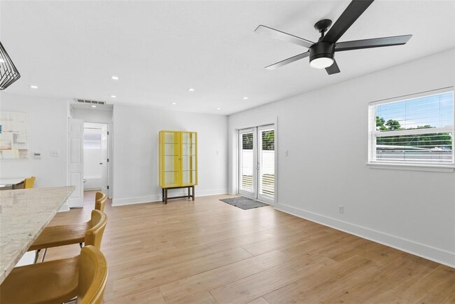 Building Photo - 3916 W Iowa Ave