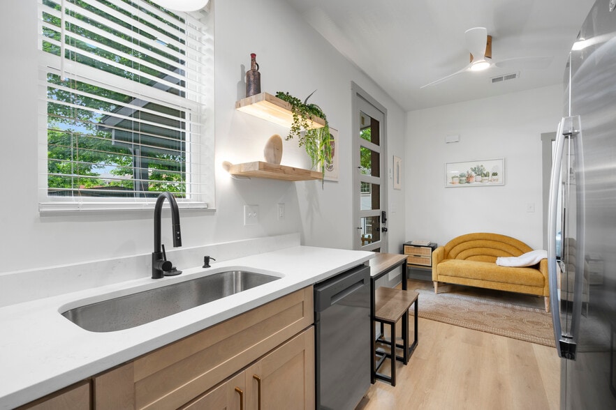 Building Photo - 530 Continental Dr