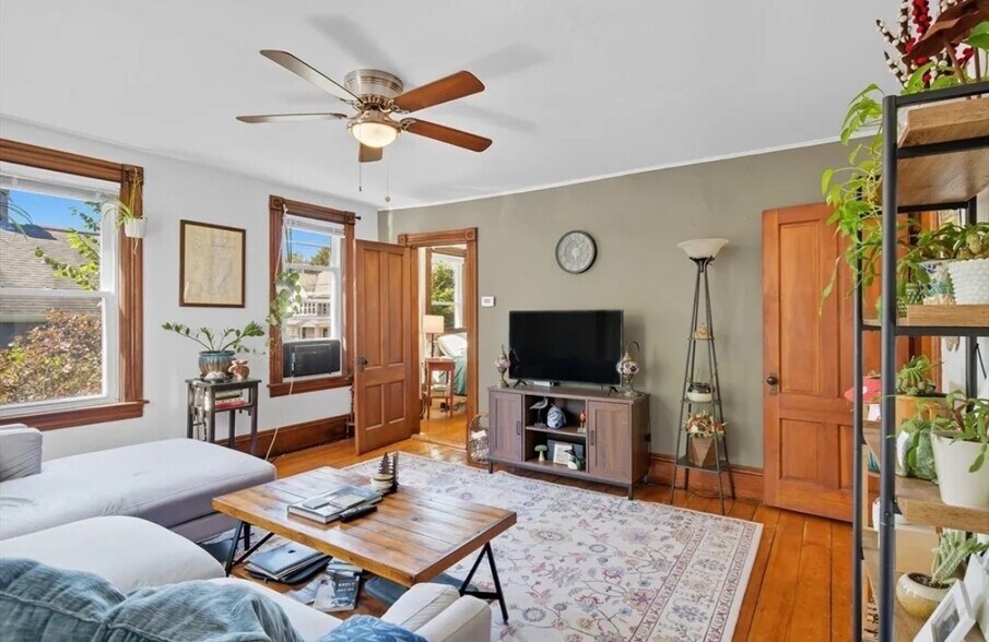 Building Photo - 62 Maple St