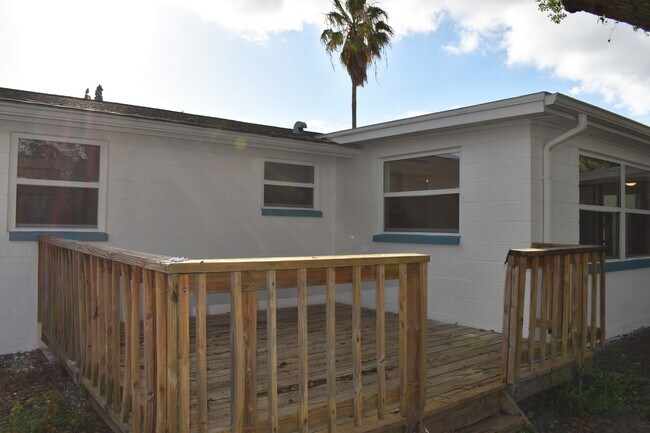 Building Photo - 2 Bedroom 1.5 Bath