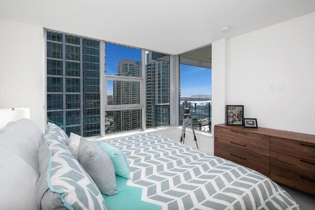 Building Photo - "Stunning 2-Bed, 2-Bath Urban Retreat with 1161 Sq Ft of Comfort in Downtown San Diego!"