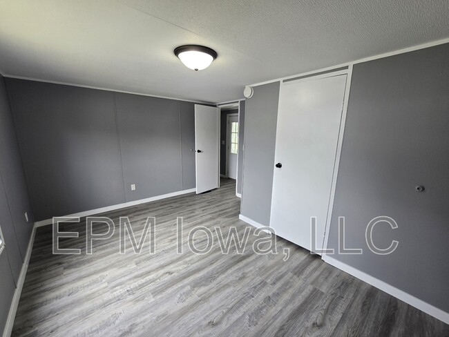 Building Photo - 700 W Ridgeway Ave