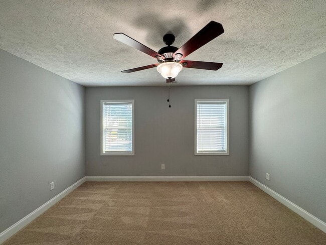 Building Photo - Stunning 4 Bed 2.5 Bath Home in Aberdeen