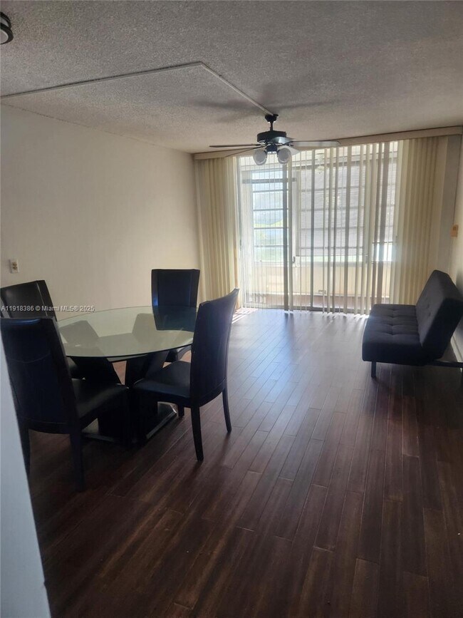 Building Photo - 8450 Sunrise Lakes Blvd