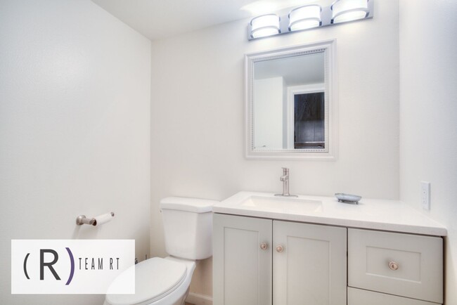 Building Photo - A Newly Renovated Contemporary Condo in Gl...