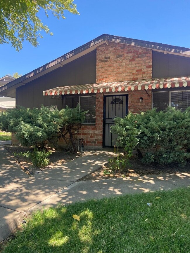 Building Photo - 2 Bdrm, 1 Bath Condo in Sacramento