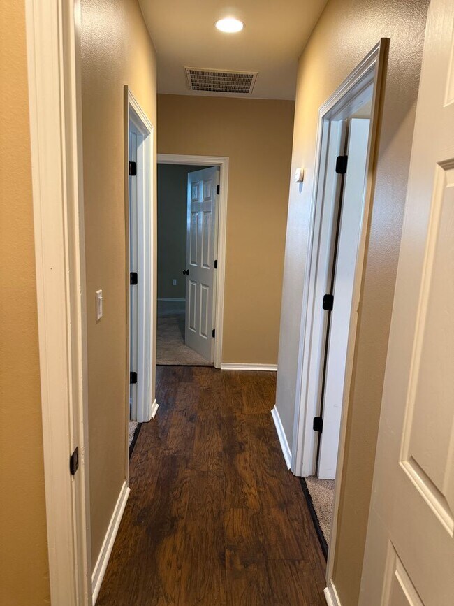 Building Photo - MOVE-IN TODAY, SW Old Mill Area 3 Bdrm, 2 ...