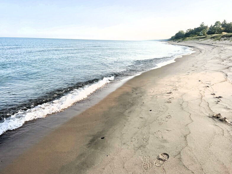 Building Photo - 230 Oak St