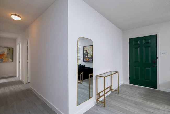 Building Photo - 420 Wilshire Dr