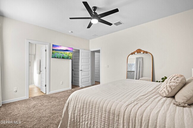 Building Photo - 444 Deserts Dr