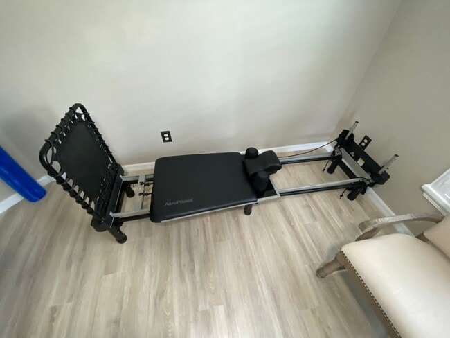 Building Photo - Gorgeous 3 + 2 Turnkey ANNUAL Lease w/Swim Spa & Large Private Screened in Patio In The Village o...