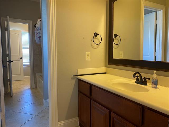 Building Photo - 2425 Lynbridge Dr