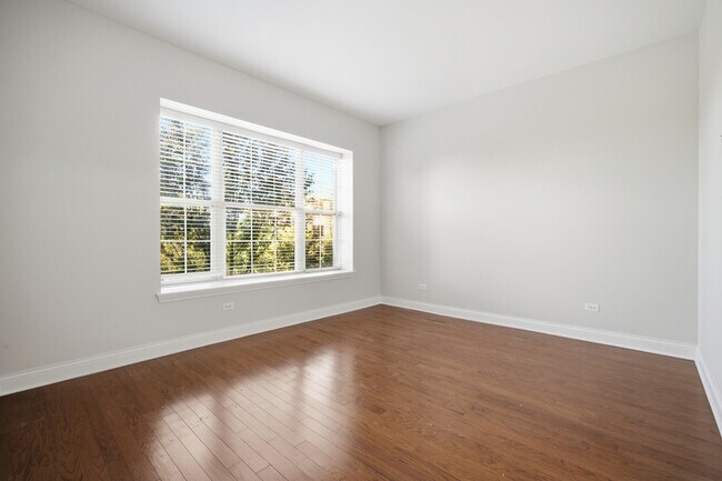 Building Photo - 2700 Summit Dr