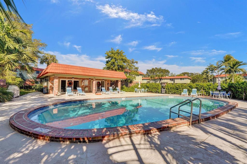 Building Photo - 120 NE 20th Ct