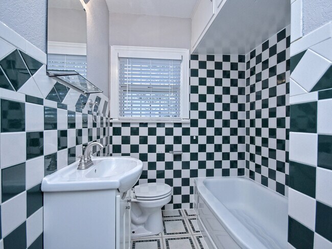 Building Photo - Charming 2 bed/1 bath home in the East side