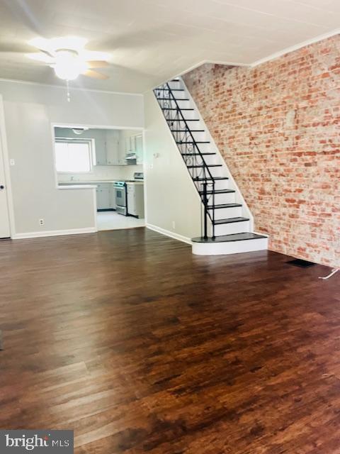 Primary Photo - 2140 S Iseminger St