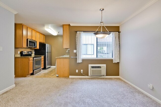 Building Photo - 1 Bed 1 Bath With Lots of Amenities!