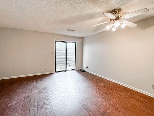 Building Photo - 2/1.5 Oakwood Townhome
