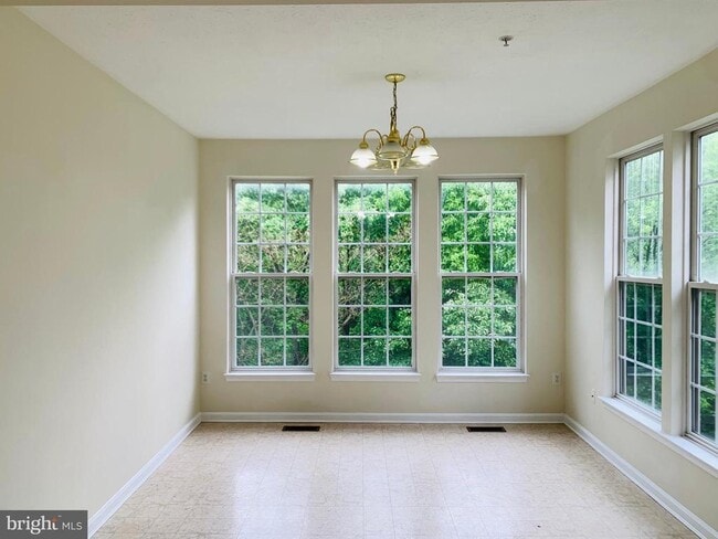 Building Photo - 1481 Pangbourne Way