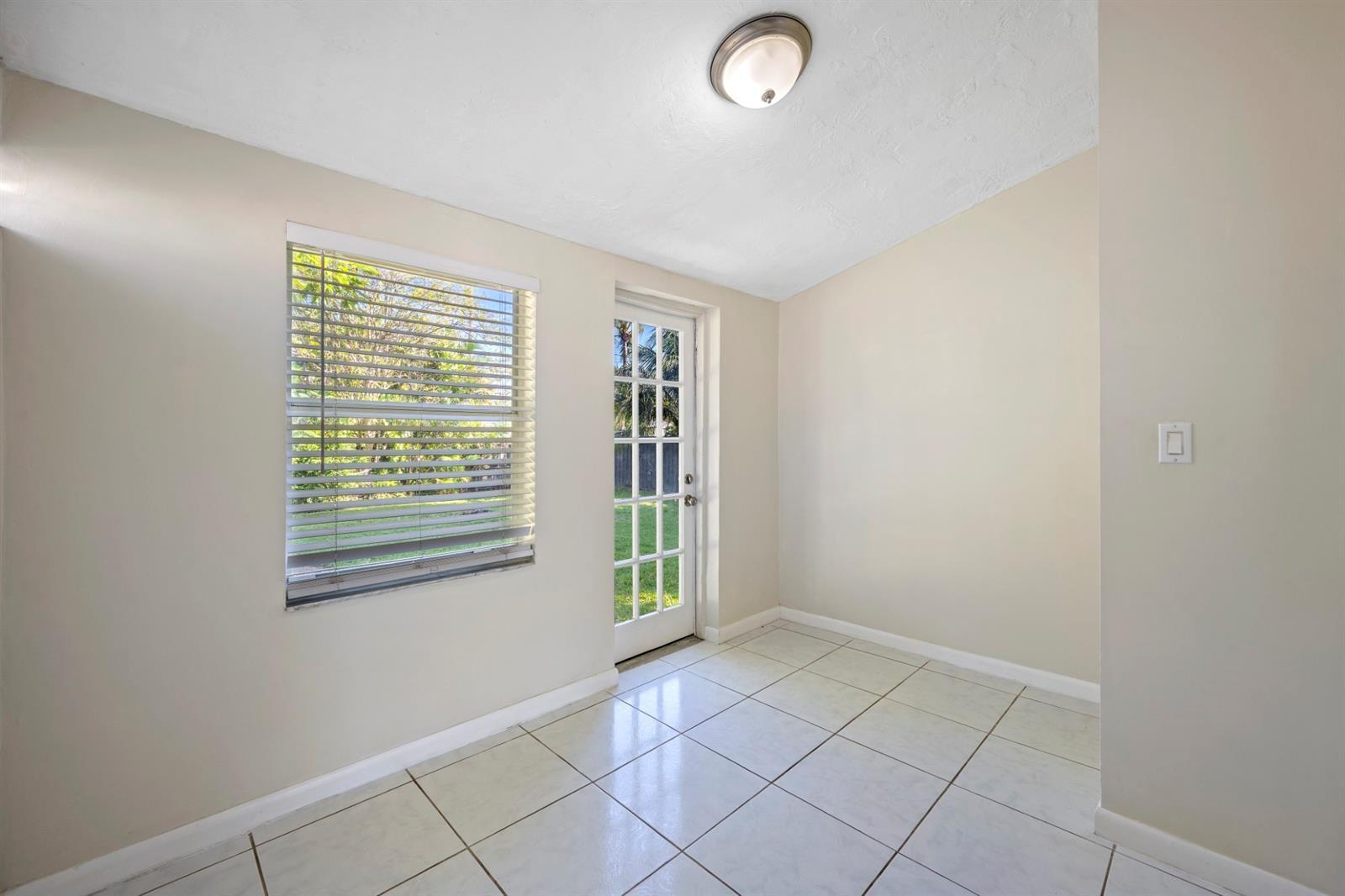 Building Photo - 1535 Plunkett St