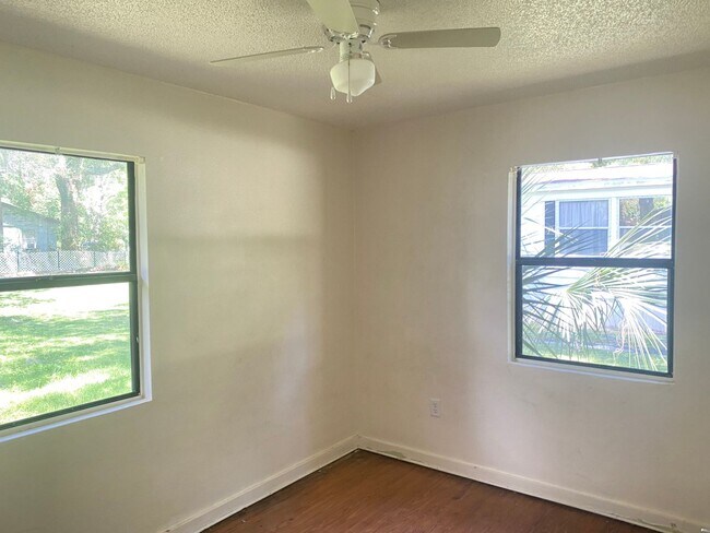 Building Photo - 2/1 House In Belleview!