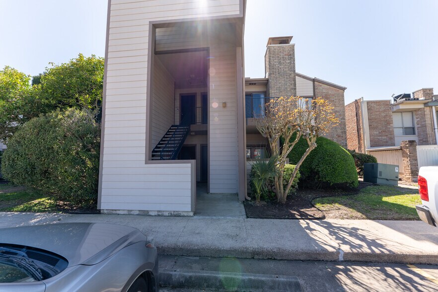 Building Photo - 7024 N Holiday Dr