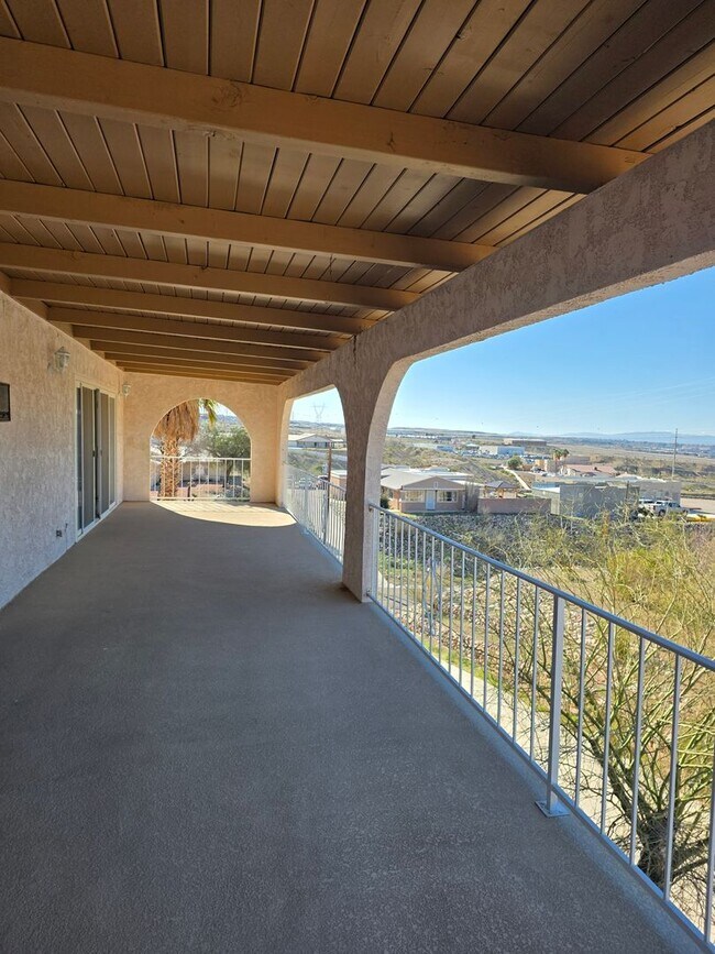 Building Photo - One of Kind 3 bed/2.5 bath home with 3 car attached garage located in BHC.