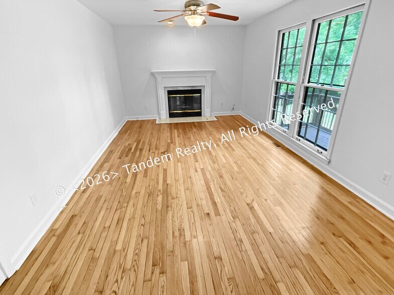 Building Photo - 309 Oakcrest Ct