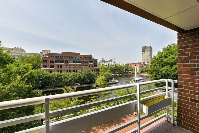 Building Photo - 10 Canal Park
