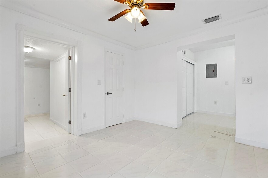 Building Photo - 934 E 22nd St