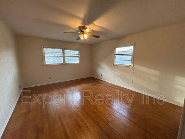 Building Photo - 2249 4th Pl Cir NE