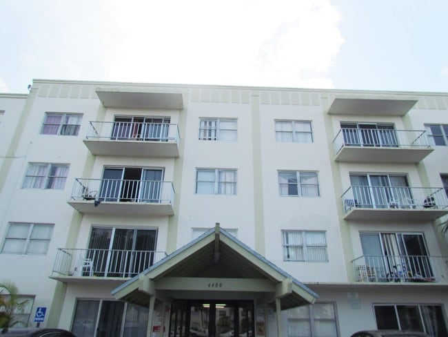 Building Photo - Seawind Lakes I